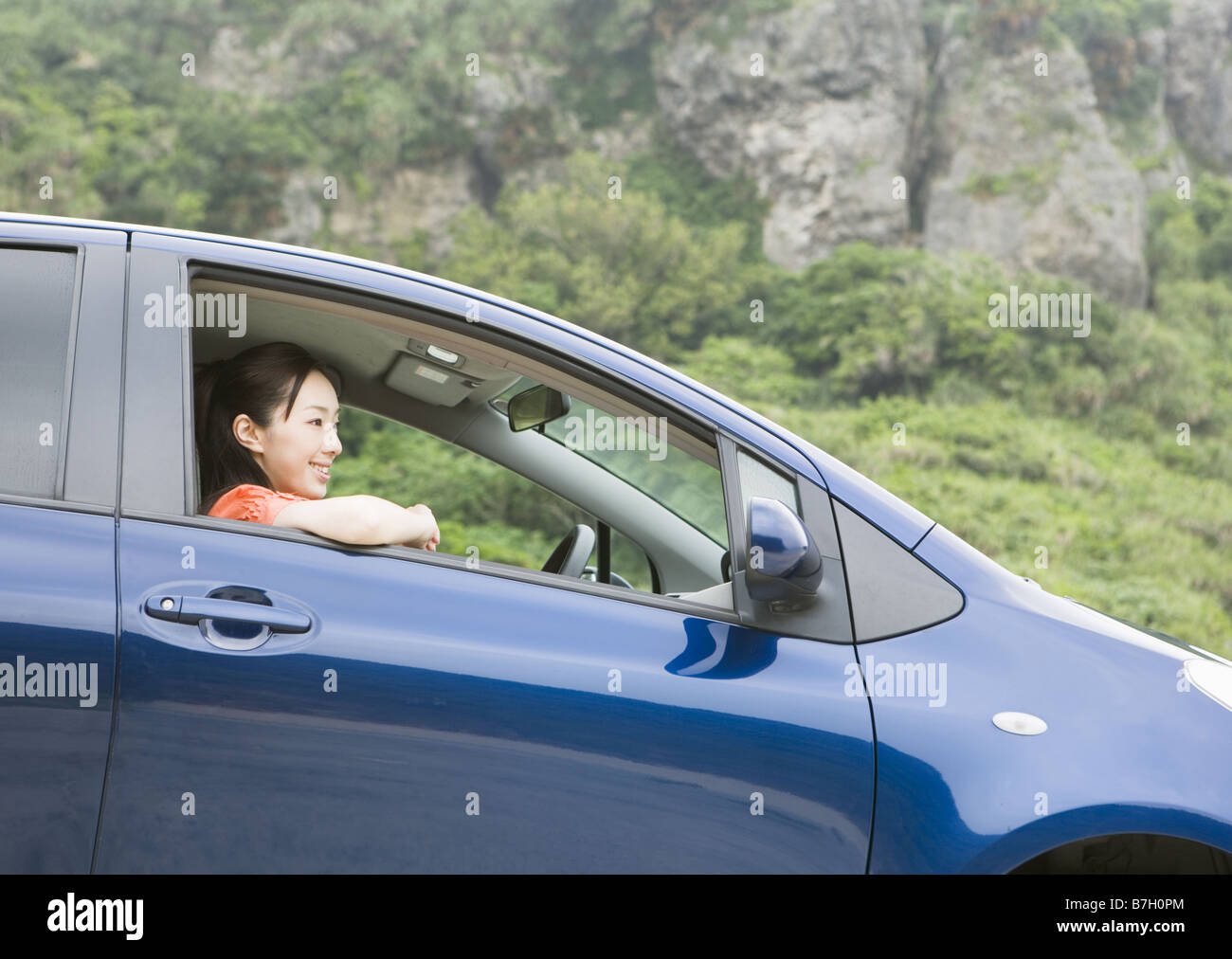 Una giovane donna in un auto Foto Stock