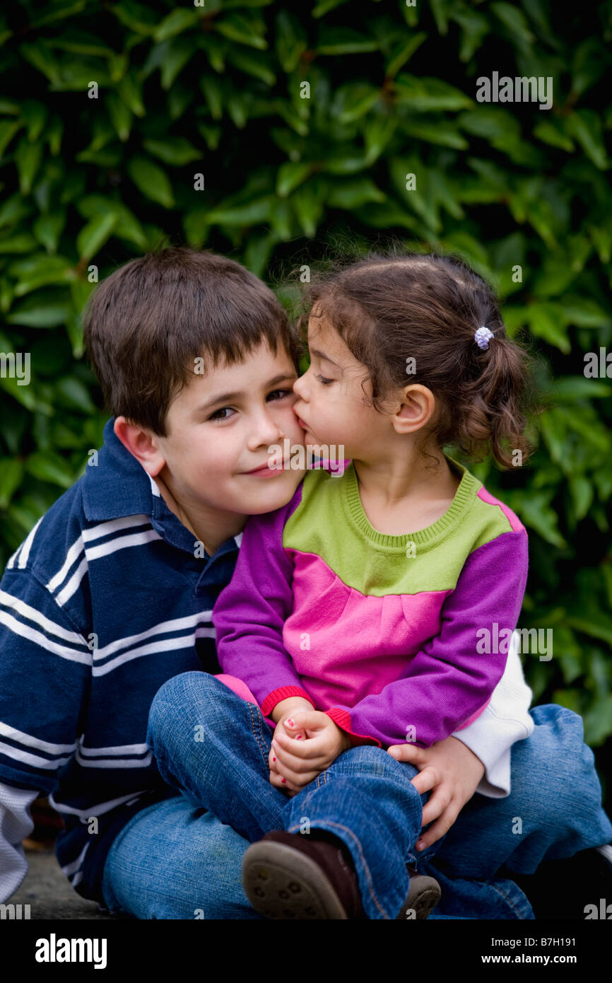 Sorella Che Bacia Fratello Immagini E Fotografie Stock Ad Alta