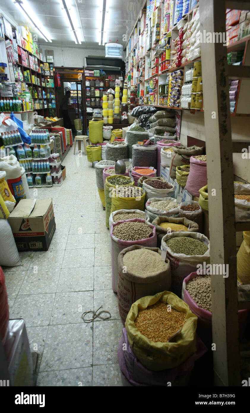 Un negozio di impulsi di spezie e di altri prodotti alimentari nei Souq Waqif Doha in Qatar High ISO disponibili foto di luce Foto Stock