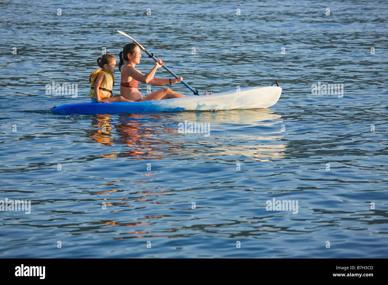Madre e figlia canottaggio kayak sul lago Foto Stock