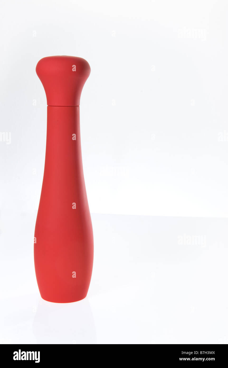 Blazing Red peppermill macinapepe accessori da cucina simbolico simbolo nuovo design di gusto stoviglie su bianco studio kit di sfondo Foto Stock