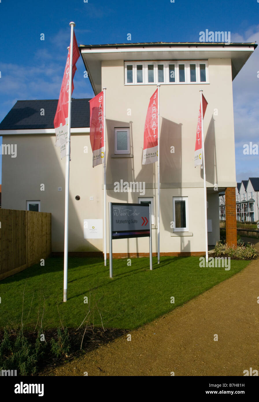 Barratt Homes pubblicità bandiere su un nuovo sviluppo in Redhill Surrey Foto Stock