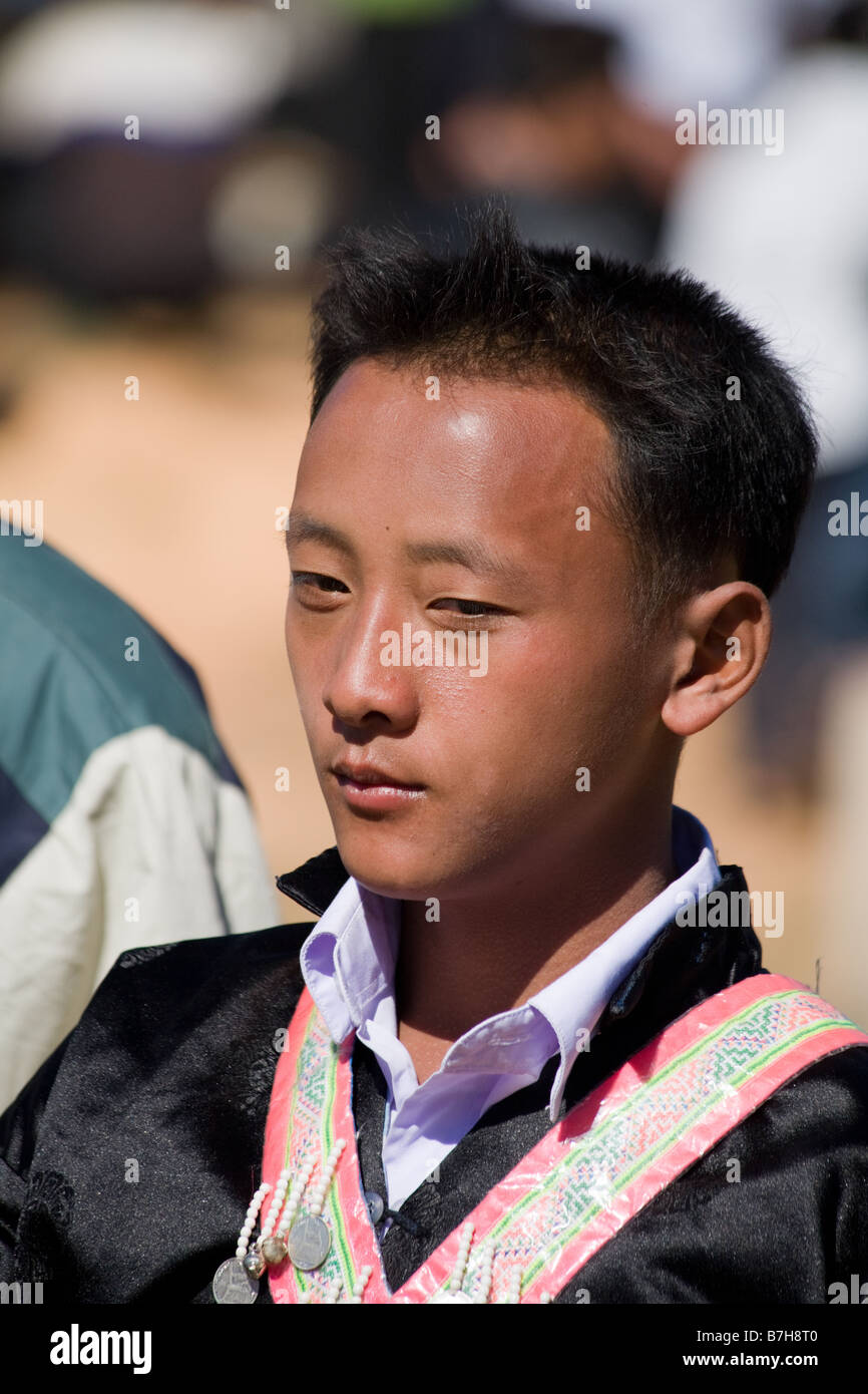 Una gioventù Hmong in costume tradizionale a un nuovo Hmong anno celebrazione in un piccolo borgo rurale nel nord del Laos. Foto Stock