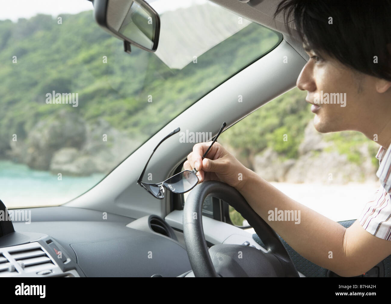 Un giovane uomo alla guida di una vettura Foto Stock