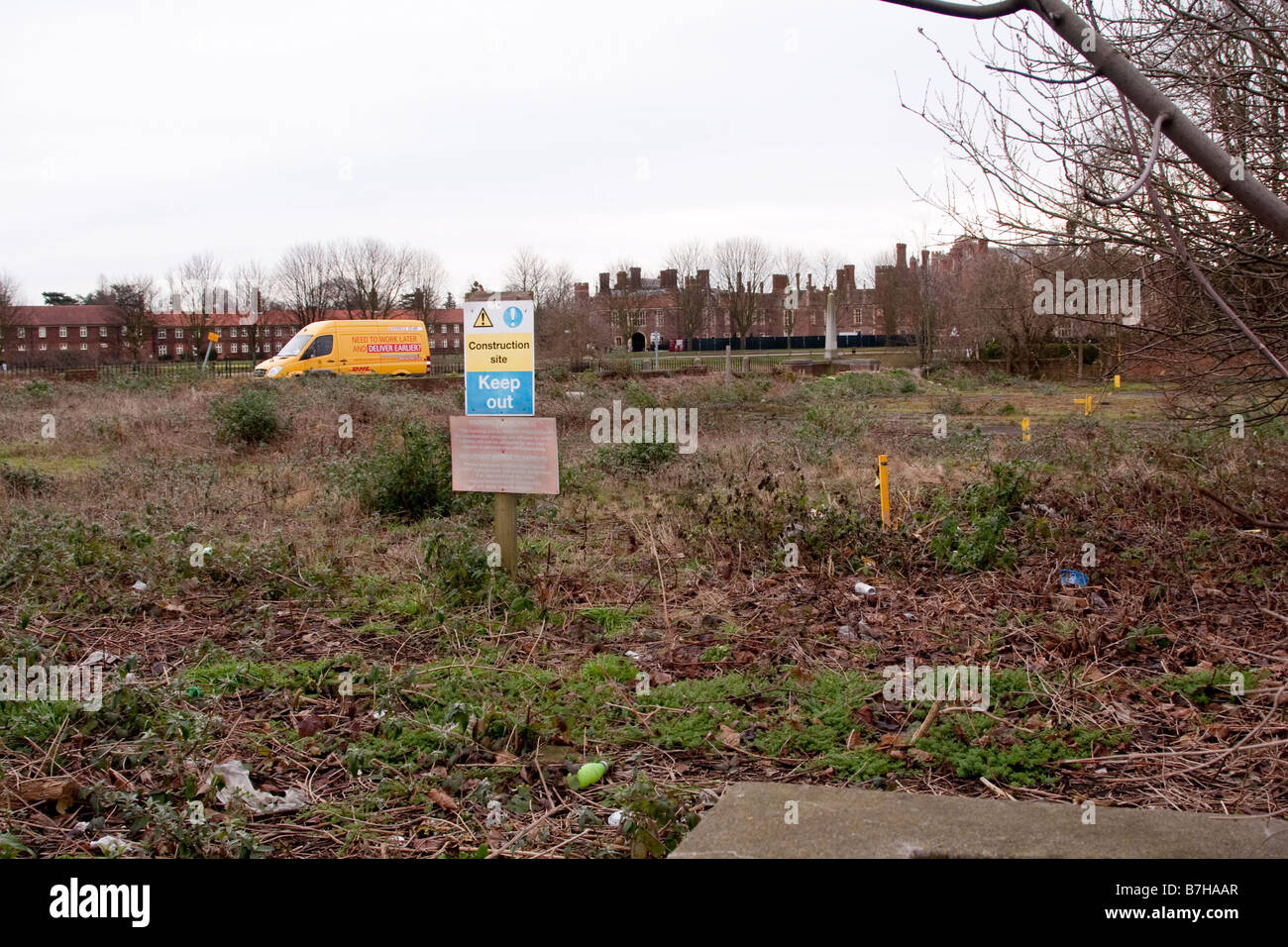 Terreni a Hampton Court Station in attesa di riqualificazione controverso Gennaio 2009 Foto Stock
