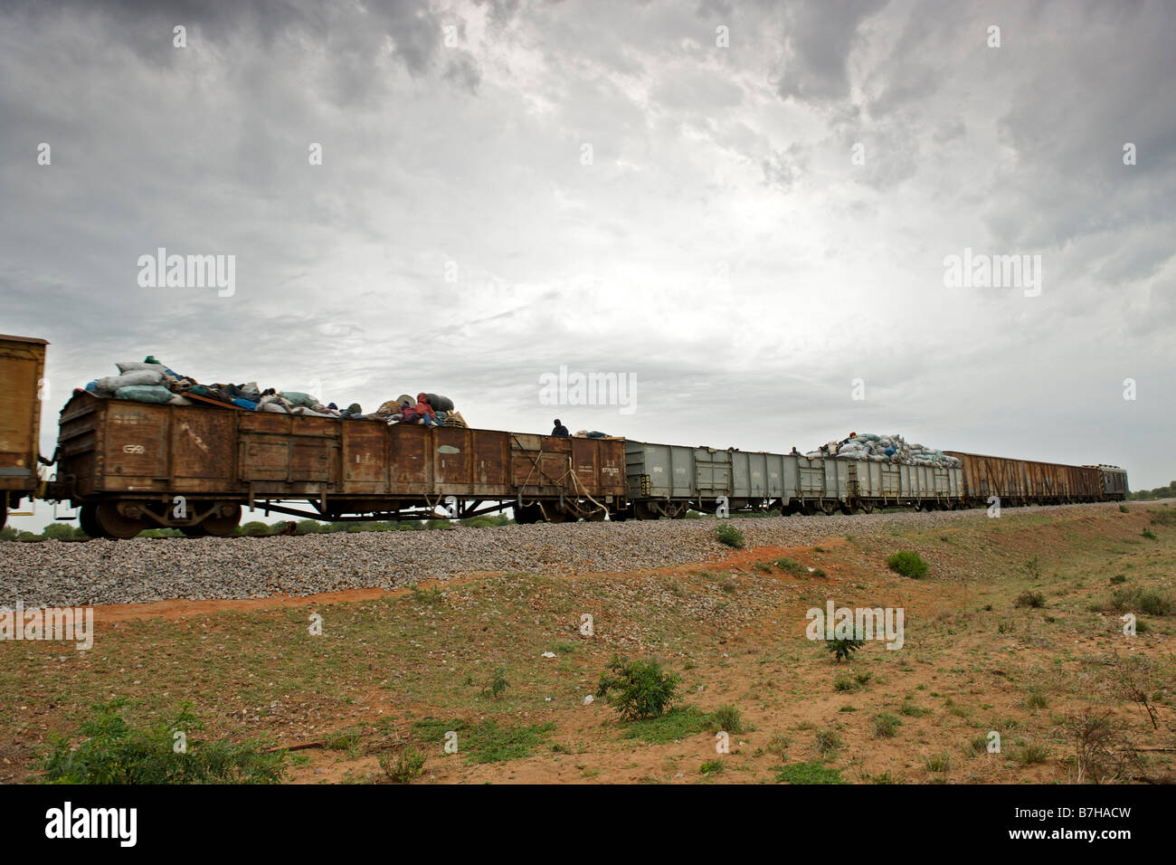 Il treno sulla linea ferroviaria che corre tra Maputo e Zimbabwe attraverso la provincia mozambicana di Gaza. Foto Stock