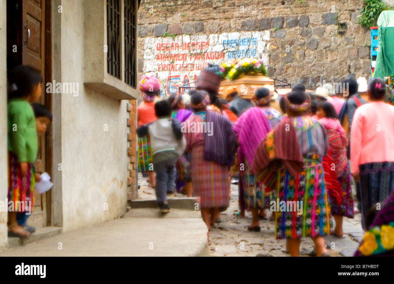 Una processione di indiani in Guatemala in abito tradizionale passeggiata attraverso le strade verso il cimitero di Zunil, Guatemala Foto Stock