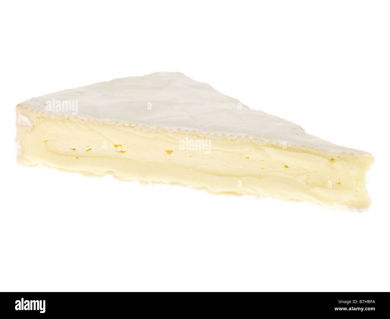 Cuneo di fresco cremoso delizioso Brie formaggio francese maturo, isolato su bianco senza persone Foto Stock