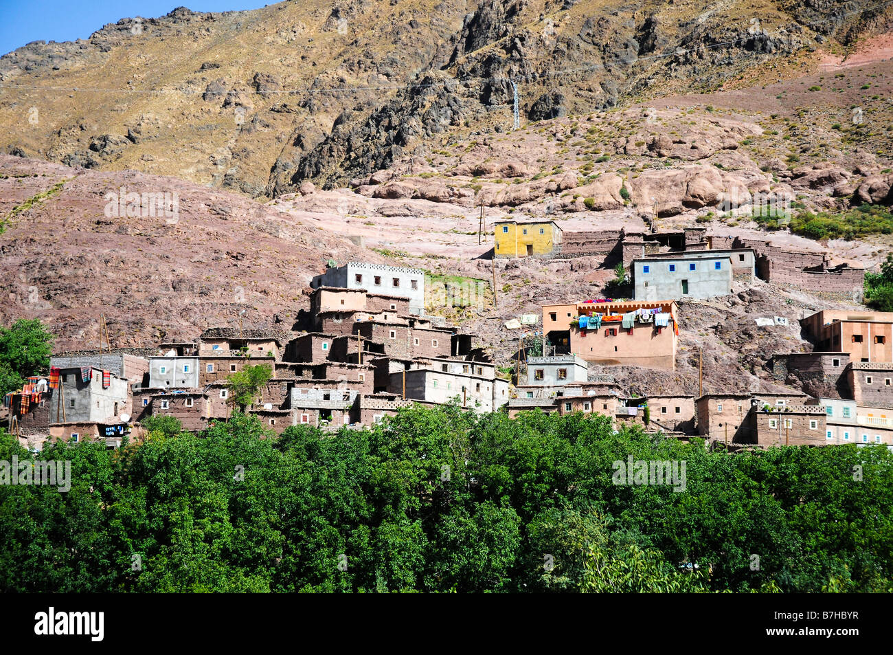 Vista del villaggio in montagne atlas marocco Foto Stock