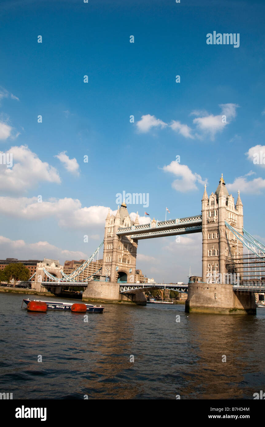 Una vista di Tower Bridge sul fiume Tamigi a Londra Foto Stock