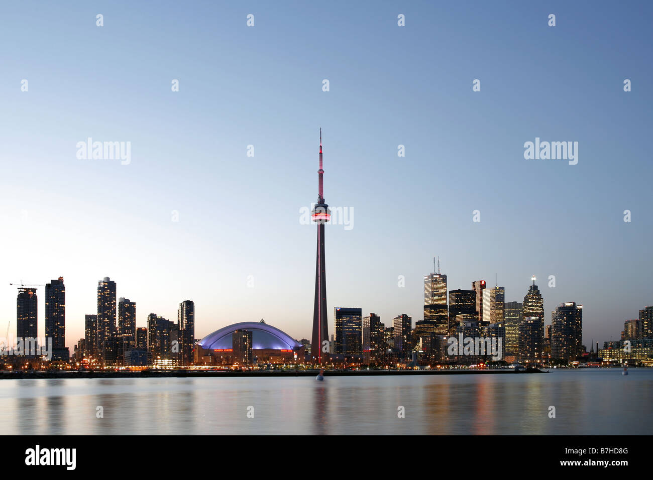 Il Rogers Centre, CN Tower & Downtown Toronto, Ontario, Canada Foto Stock