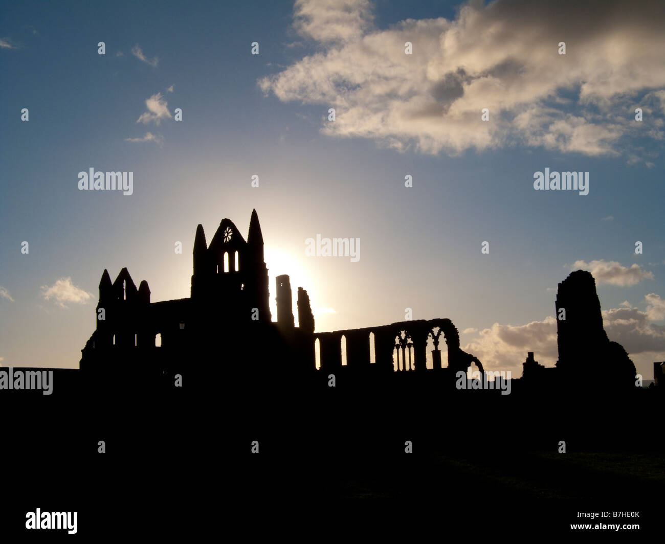 Sillhouette di Whitby Abbey 2, aspetto più grande dell'immagine simile impostato su una luminosa giornata di sole Foto Stock