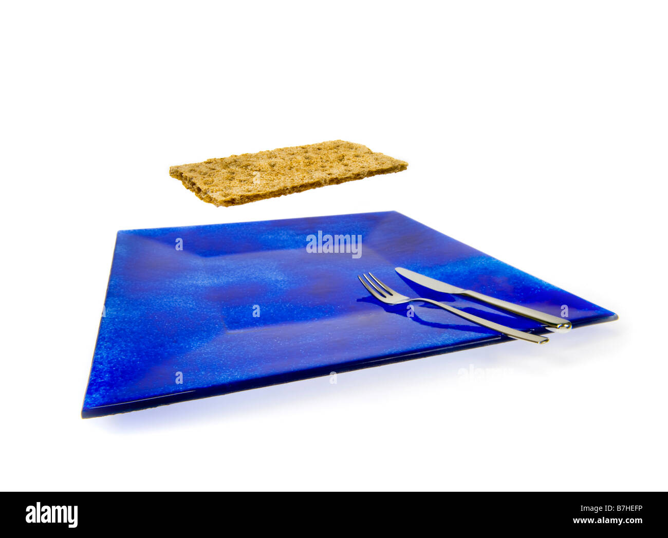 In bilico croccante crosta di pane simbolo per bassa piastra blu coltello folk argenteria posate set di posate fat luce dieta alimentare lowfat Foto Stock