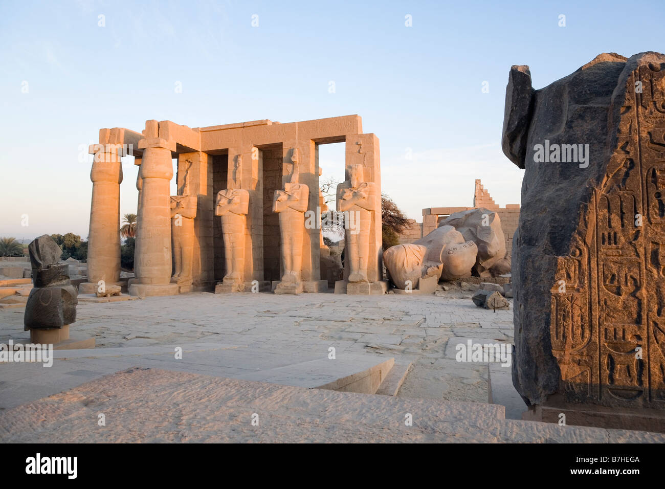 Luxor, Egitto, Africa. Il Ramesseum, tramonto Foto Stock