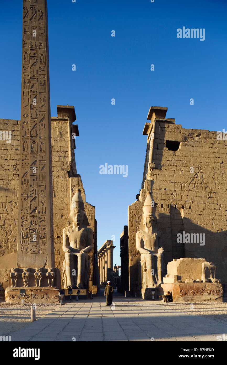 Tempio di Luxor Luxor Egitto. Primo pilone con obelisco e colossi di Ramesse II Foto Stock