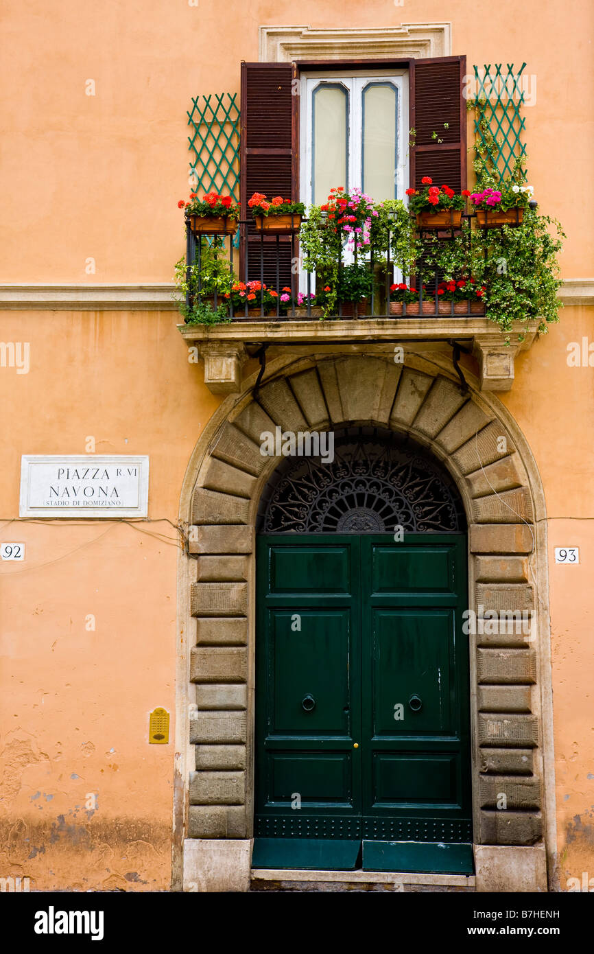 Finestra e porta ad una casa a Roma Foto Stock