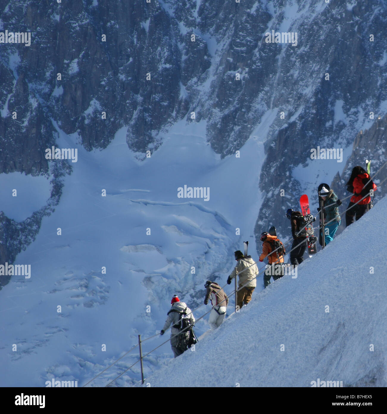 Gli sciatori e gli snowboarder fanno la loro strada verso il basso il ghiaccio arete, l'inizio di Chamonix il famoso Vallee Blanche fuori-pista di eseguire Foto Stock