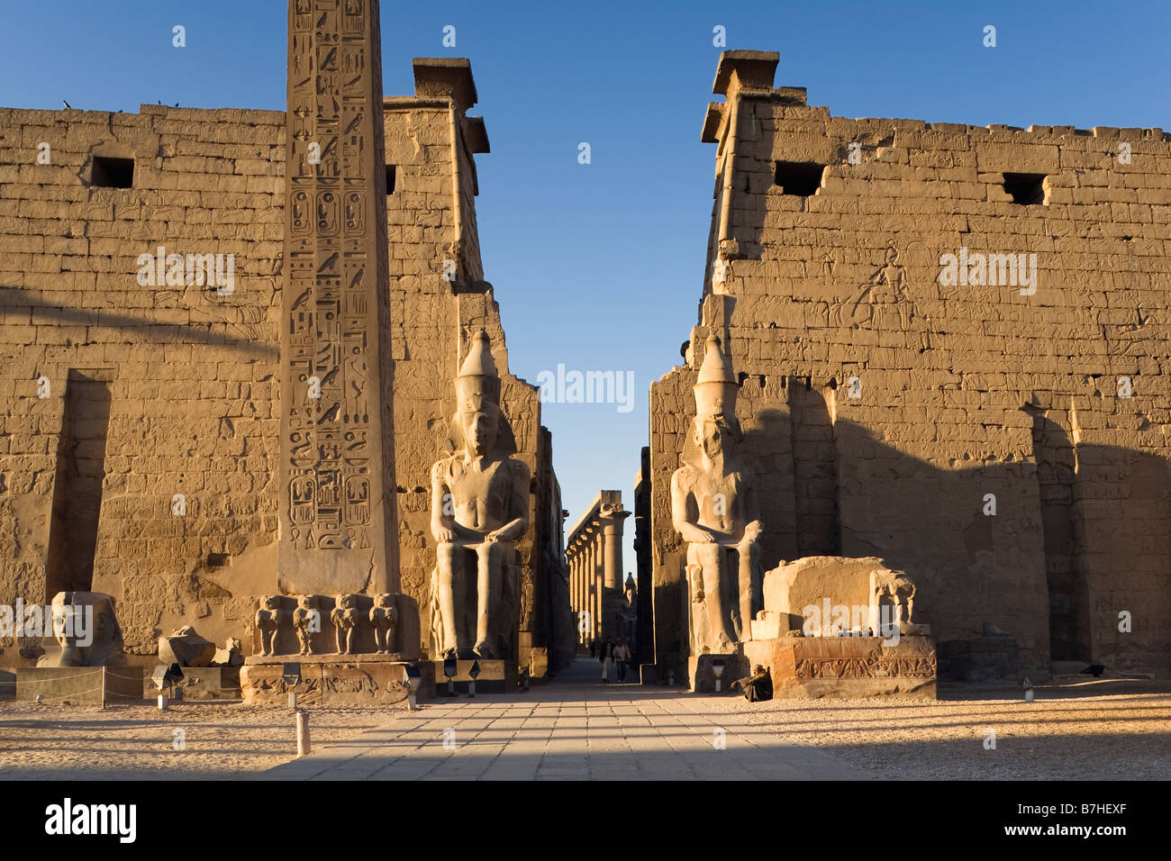 Tempio di Luxor Luxor Egitto. Primo pilone con obelisco e colossi di Ramesse II Foto Stock