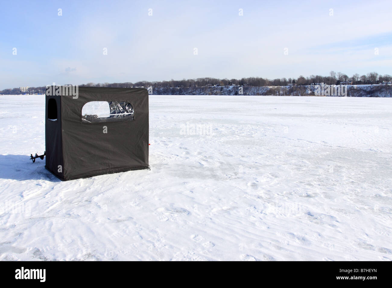 Una pesca sul ghiaccio rifugio sul Lago Erie di Presque Isle Bay nel gennaio 2009. Foto Stock