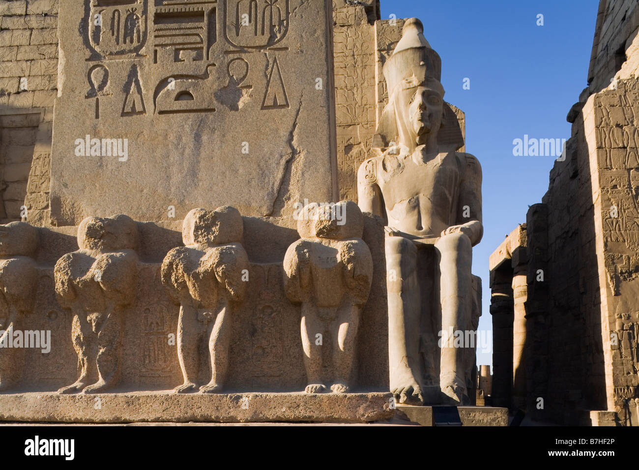 Tempio di Luxor Luxor Egitto AFRICA primo pilone e uno dei due colossi di Ramses II Foto Stock