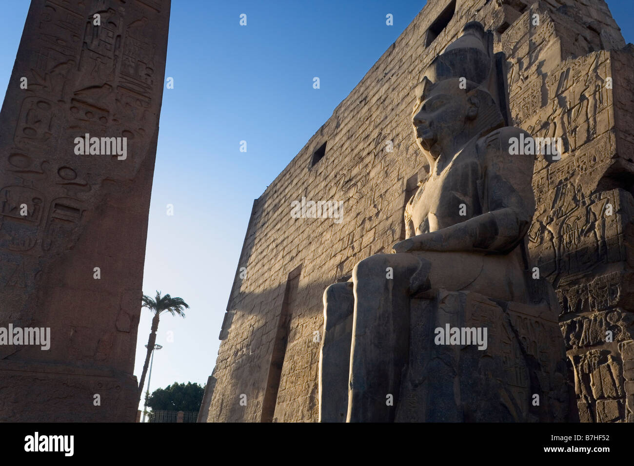 Tempio di Luxor Luxor Egitto. Primo pilone con obelisco e il colosso di Ramesse II Foto Stock