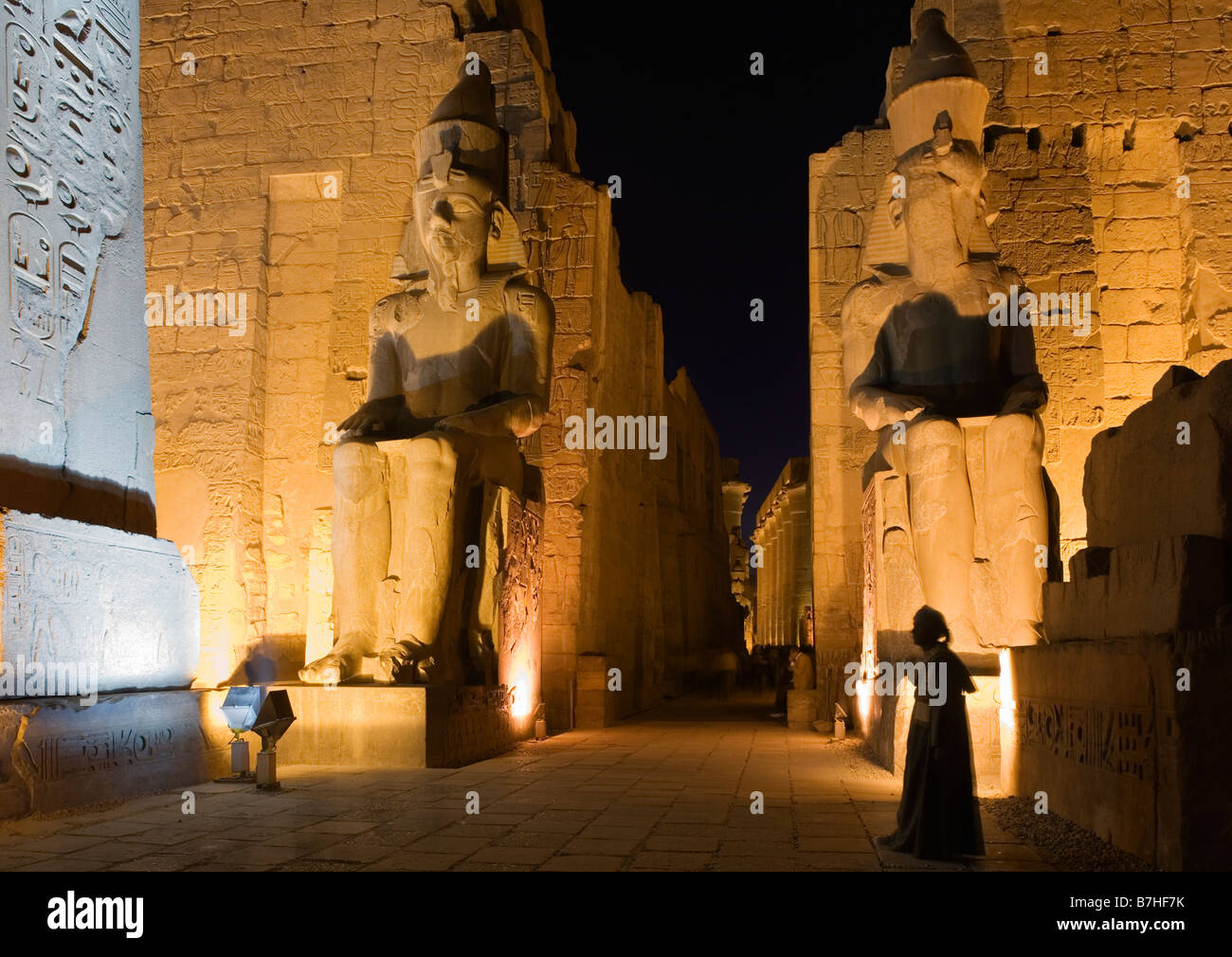 Tempio di Luxor Luxor Egitto. Primo pilone con obelisco e colossi di Ramesse II, crepuscolo Foto Stock