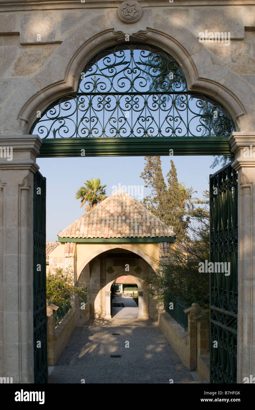 Vista attraverso Hala Sultan Tekkesi moschea cancello di ingresso nei pressi di Larnaca, Cipro Foto Stock