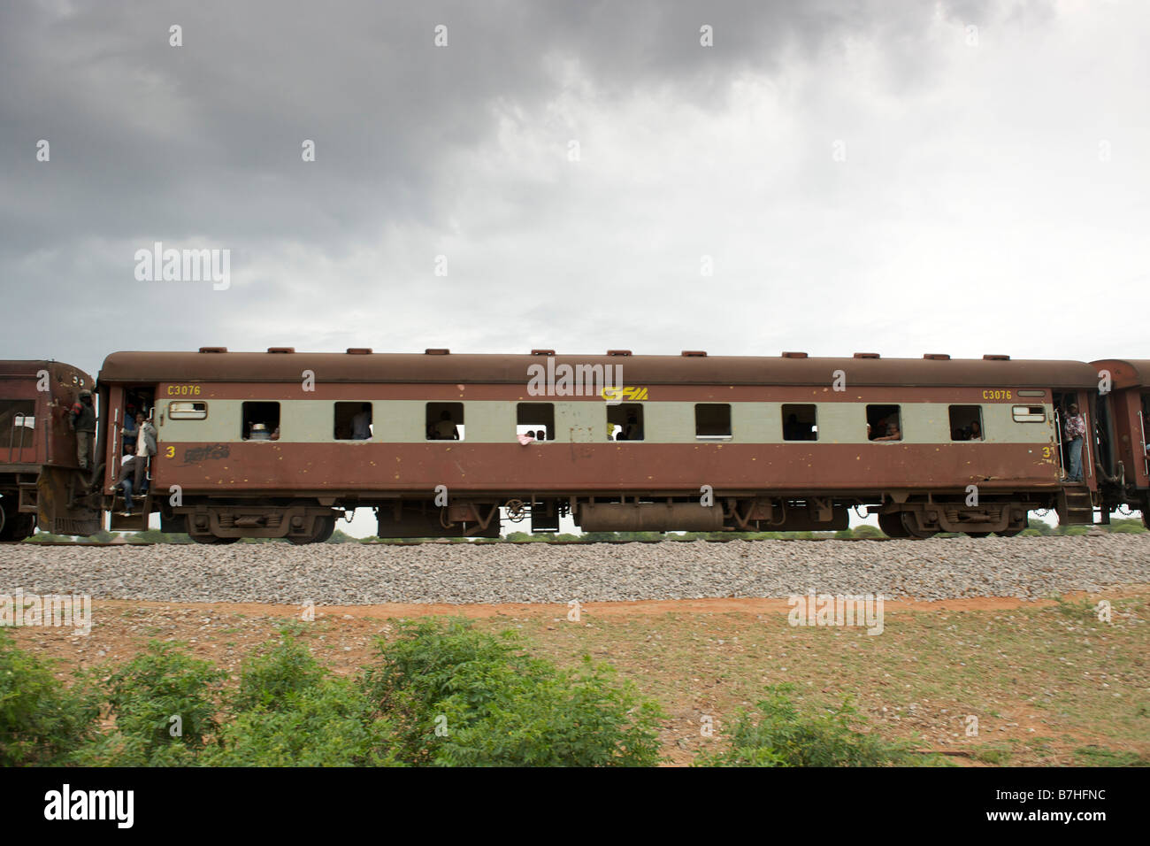 Trasporto passeggeri di un treno sulla linea ferroviaria che corre tra Maputo e Zimbabwe attraverso la provincia mozambicana di Gaza. Foto Stock