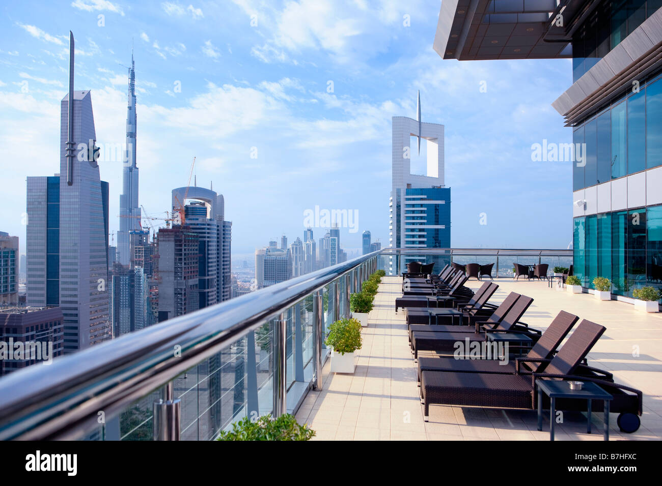 Sheik Zayed road a Dubai vista da un tetto di hotel Foto Stock