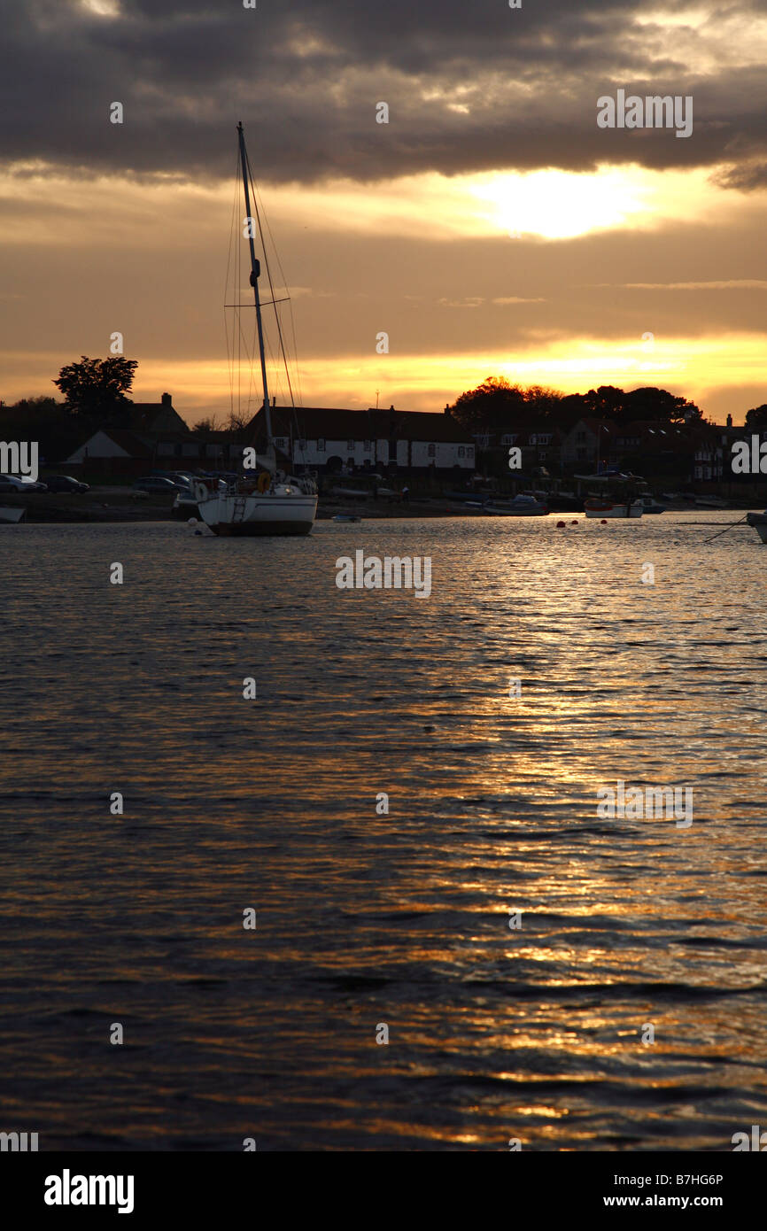 Burnham Overy Staithe, Norfolk, sunset yacht e il montante, East Anglia, England, Regno Unito Foto Stock