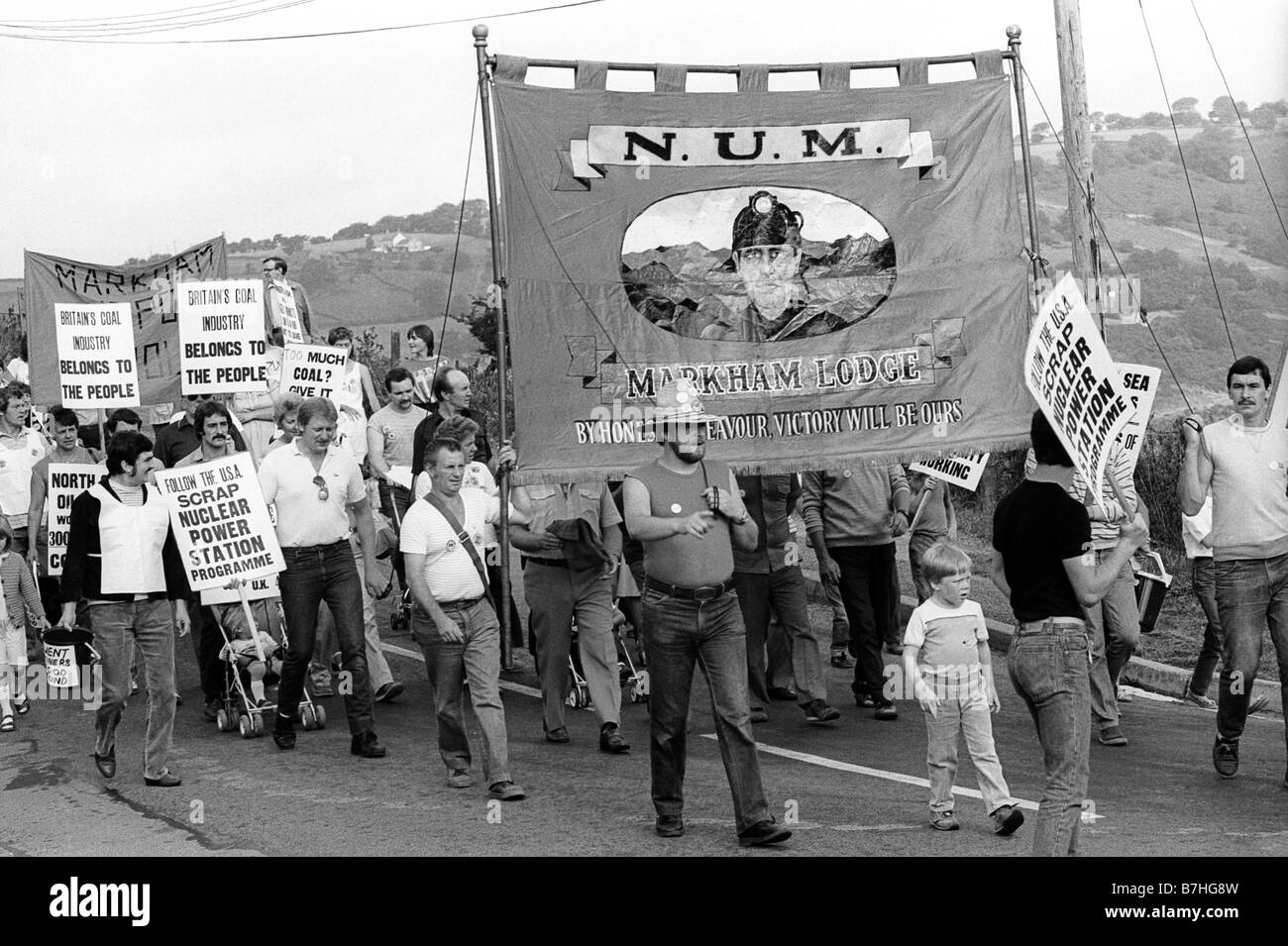 18 agosto 1984 minatori da Markham con la famiglia e i sostenitori di marzo con striscioni durante il 1984 Sciopero dei minatori Foto Stock