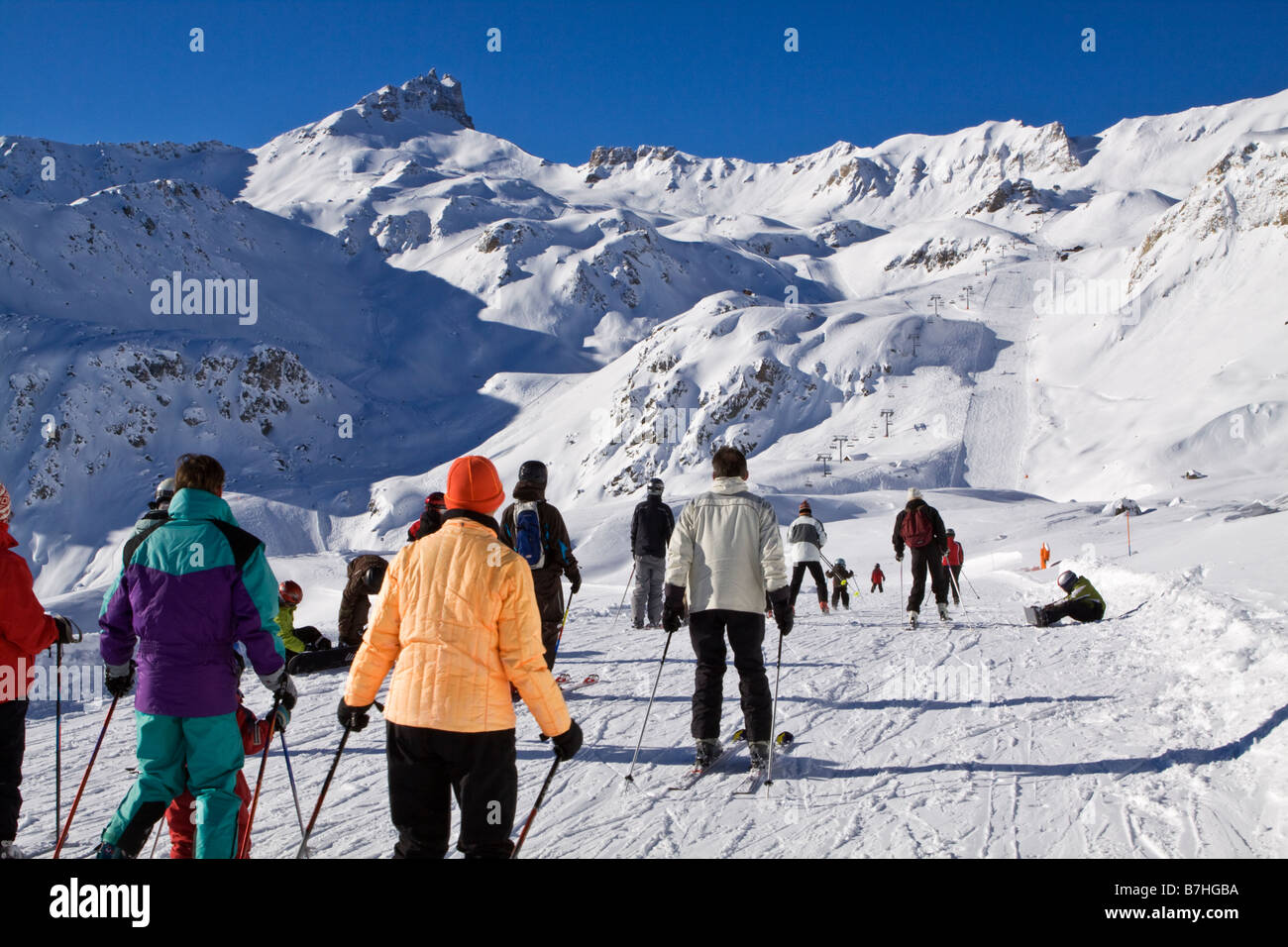Gli sciatori sulle piste a Grimentz, Vallese, Svizzera Foto Stock