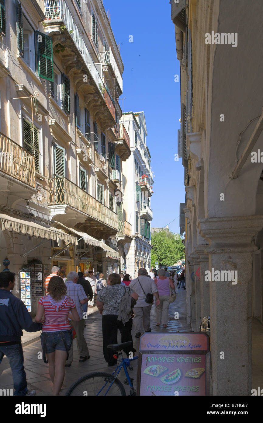 Ombreggiata strada vicino a Old Fort citta di Corfu Foto Stock