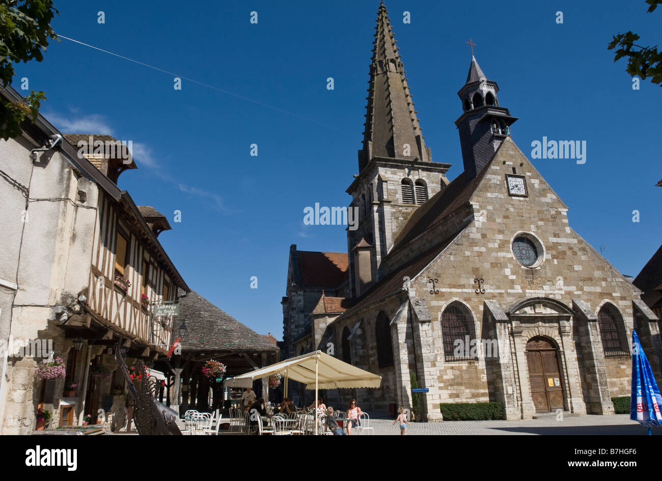 Metà edificio con travi di legno e il cafe' Auberge du centre e chiesa Nolay Bordeaux Francia UE Foto Stock