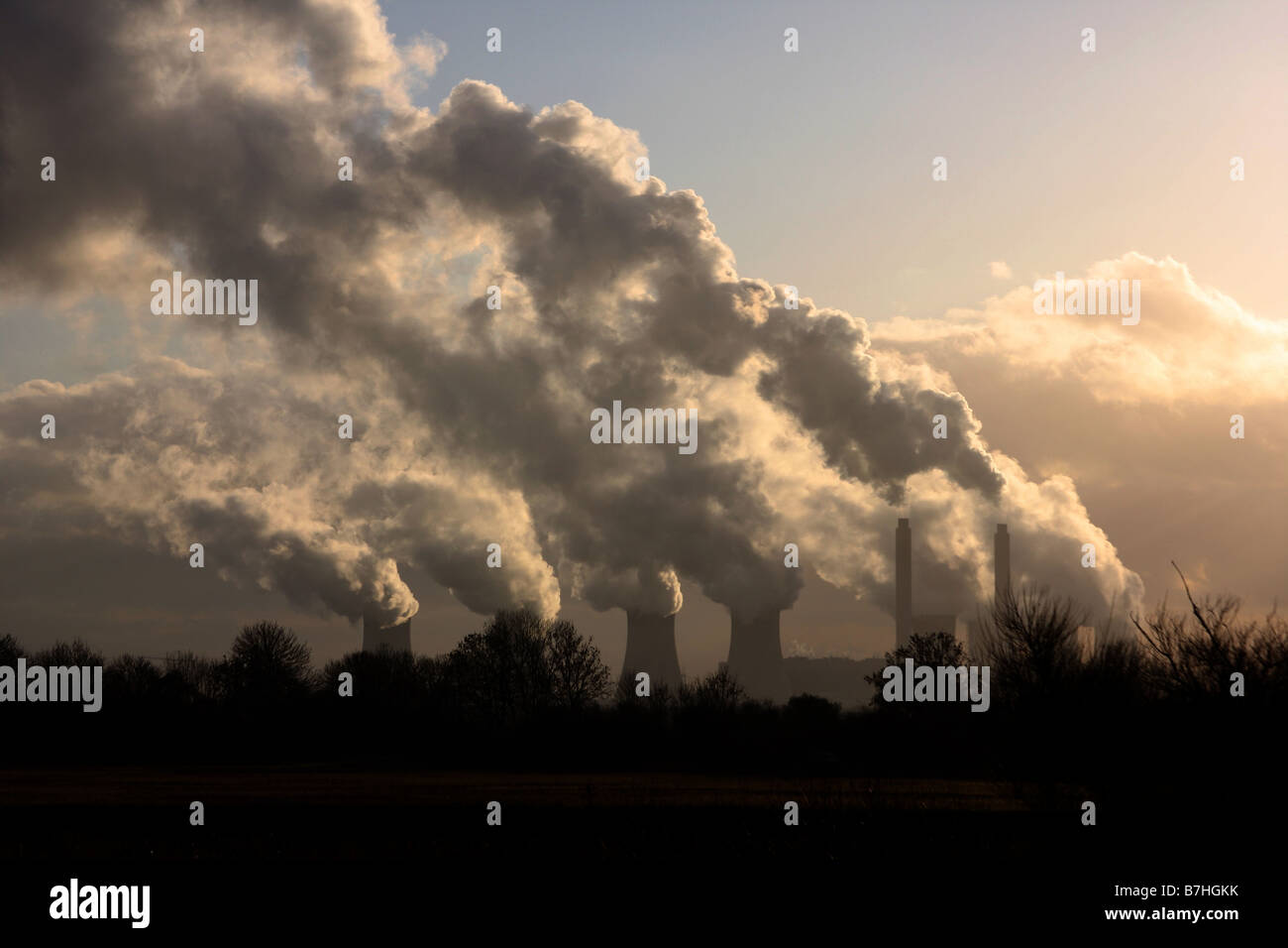 Il vapore che si elevano da una Coal Fired power station su un inverni freddi giorno. Foto Stock