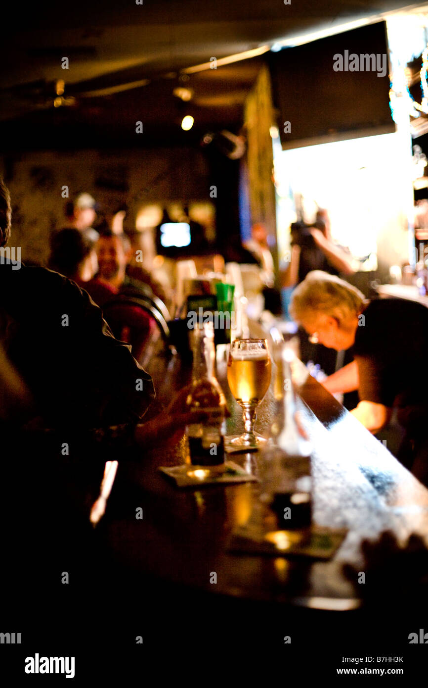 Mama Rosa di Rosa's Lounge e Blues Club bartending, Chicago, Stati Uniti d'America Foto Stock