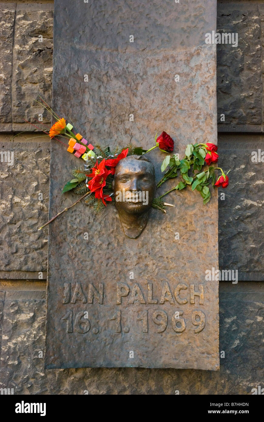 Ghirlande e fiori a Jan Palach memorial a nam Jana Palacha per contrassegnare un quarantesimo anniversario della masterizzazione lui stesso viva nel 1969 Foto Stock