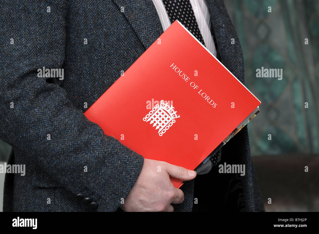 L'uomo tenendo un Red House of Lords cartella Foto Stock