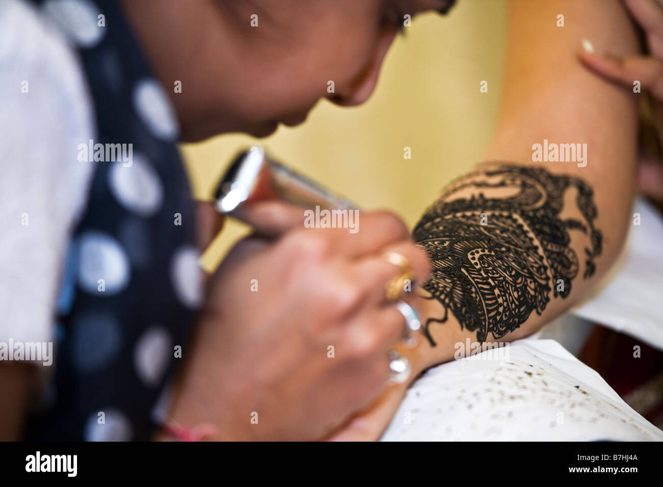 Nuziale tradizionale Mehndi (hennè body art), l'arte di ornare le mani delle donne e dei piedi. Usato in molte cerimonie di nozze. Foto Stock