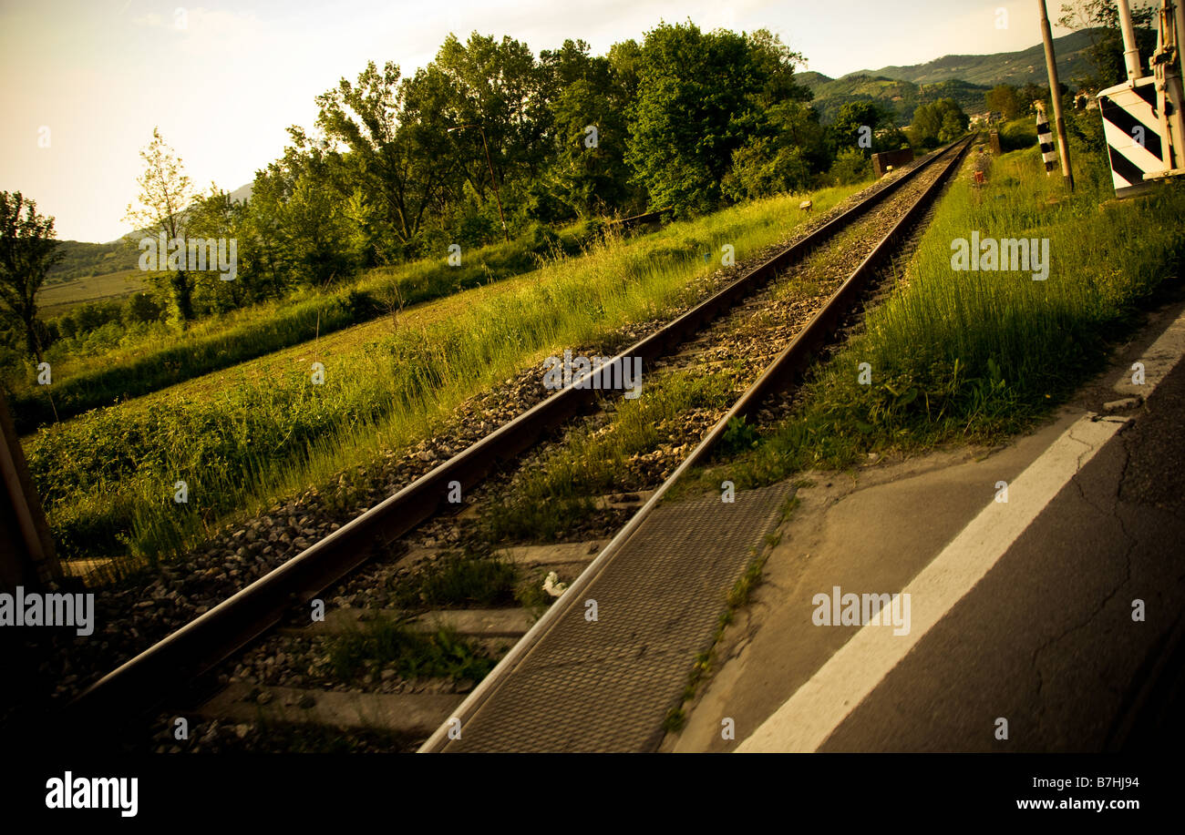 Una visualizzazione continua di un treno via nel lato del paese in una calda giornata estiva. Foto Stock