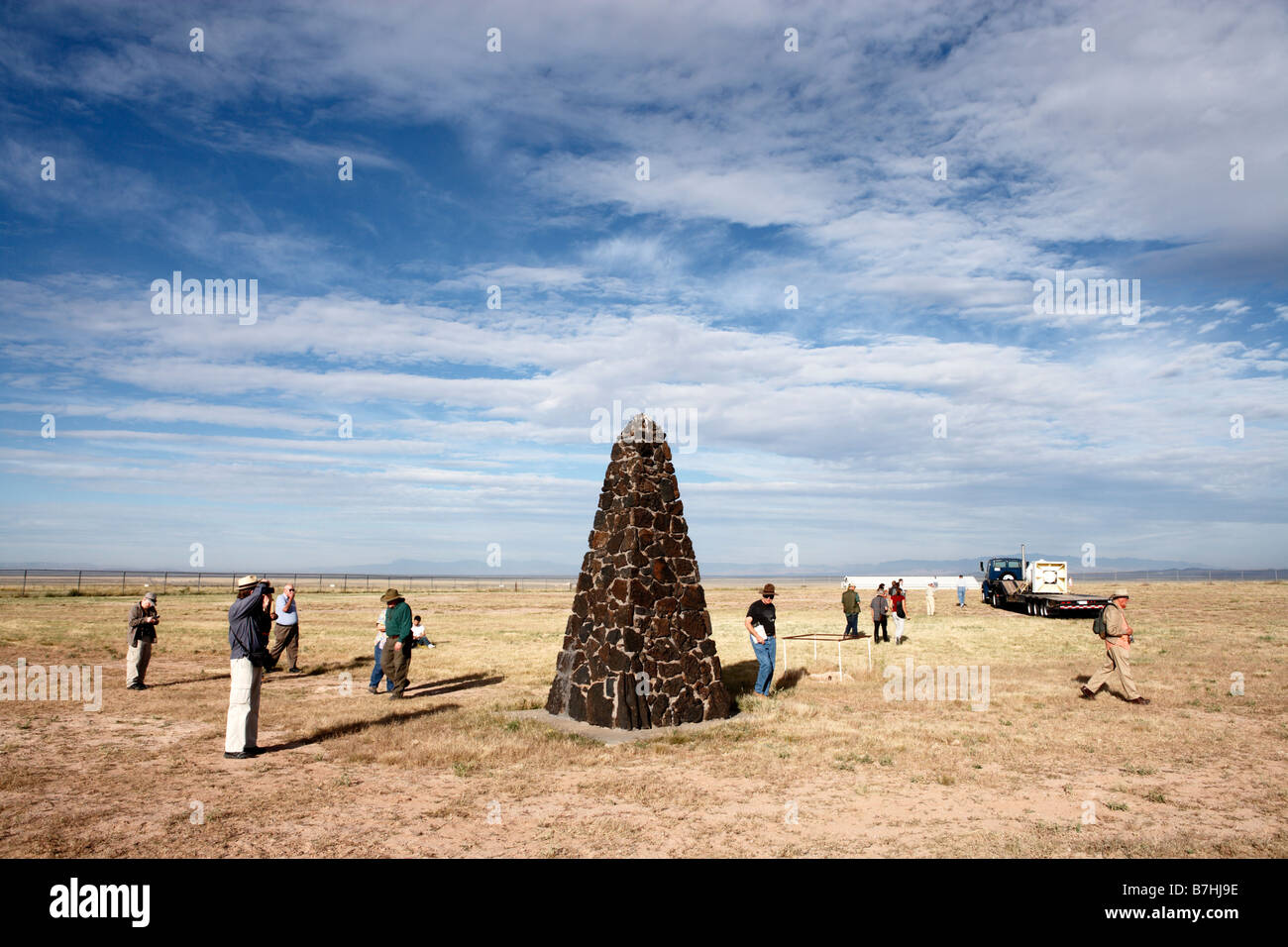 I turisti in visita a landmark obelisco segna il sito del mondo prima esplosione atomica Luglio 16, 1945 a Trinità sito, Foto Stock