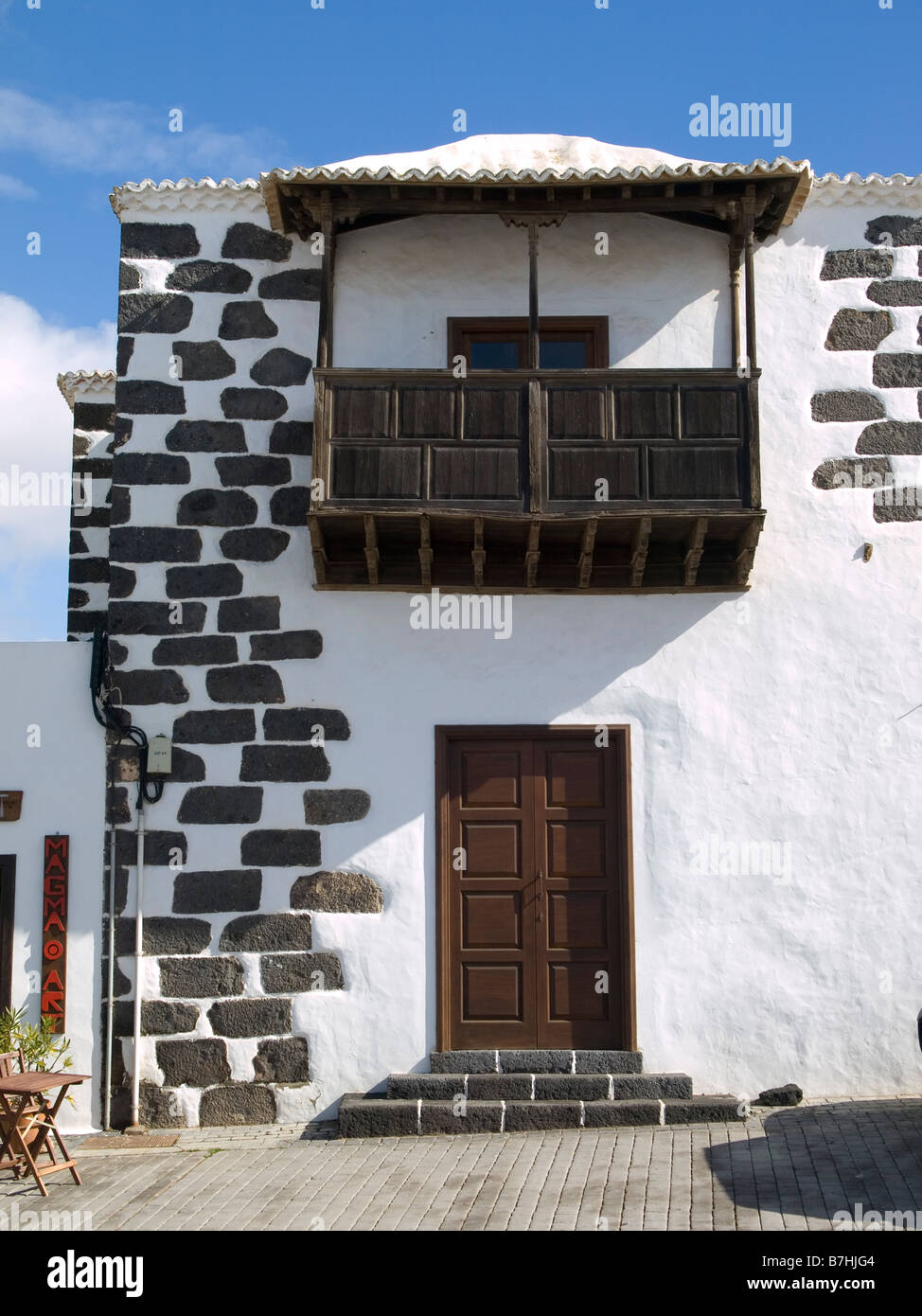 Una casa tradizionale con balcone delle Canarie e pareti dipinte di bianco in Teguise Lanzarote isole Canarie Foto Stock