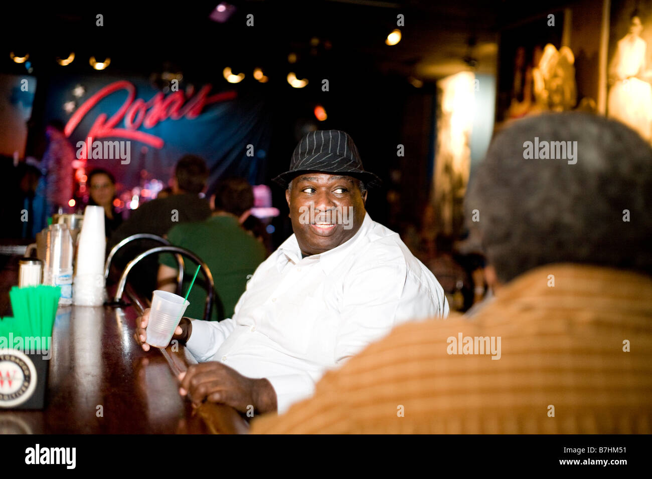 Musicista James 'Pookie' giovane di Lil' ed ed il Blues Imperials al bar Rosa's lounge su Chicago's west side, IL USA Foto Stock