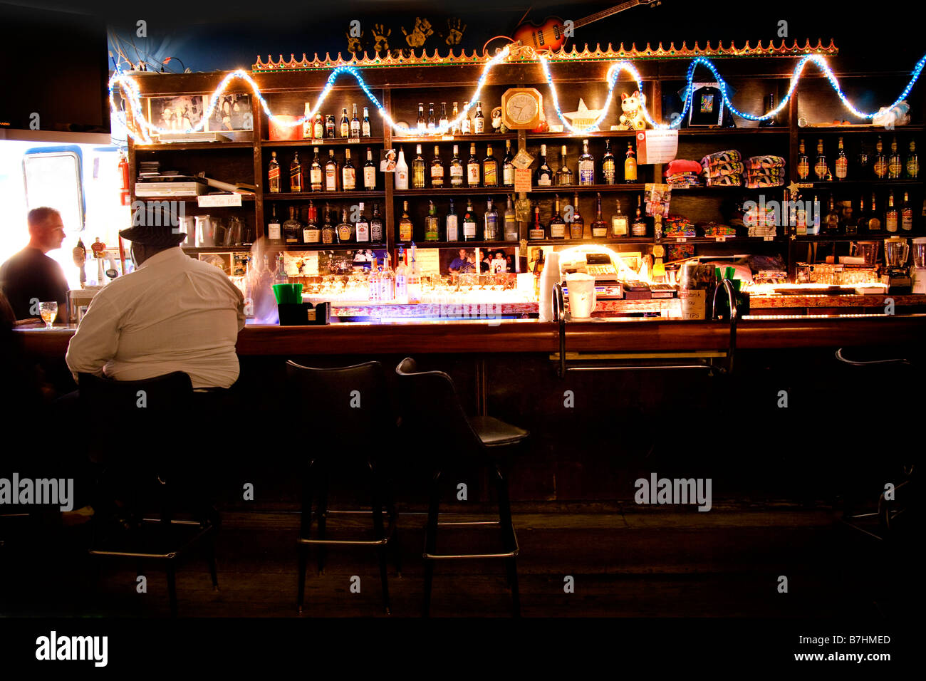 Uomo seduto al bar Rosa's Lounge lato ovest di Chicago, Stati Uniti d'America Foto Stock
