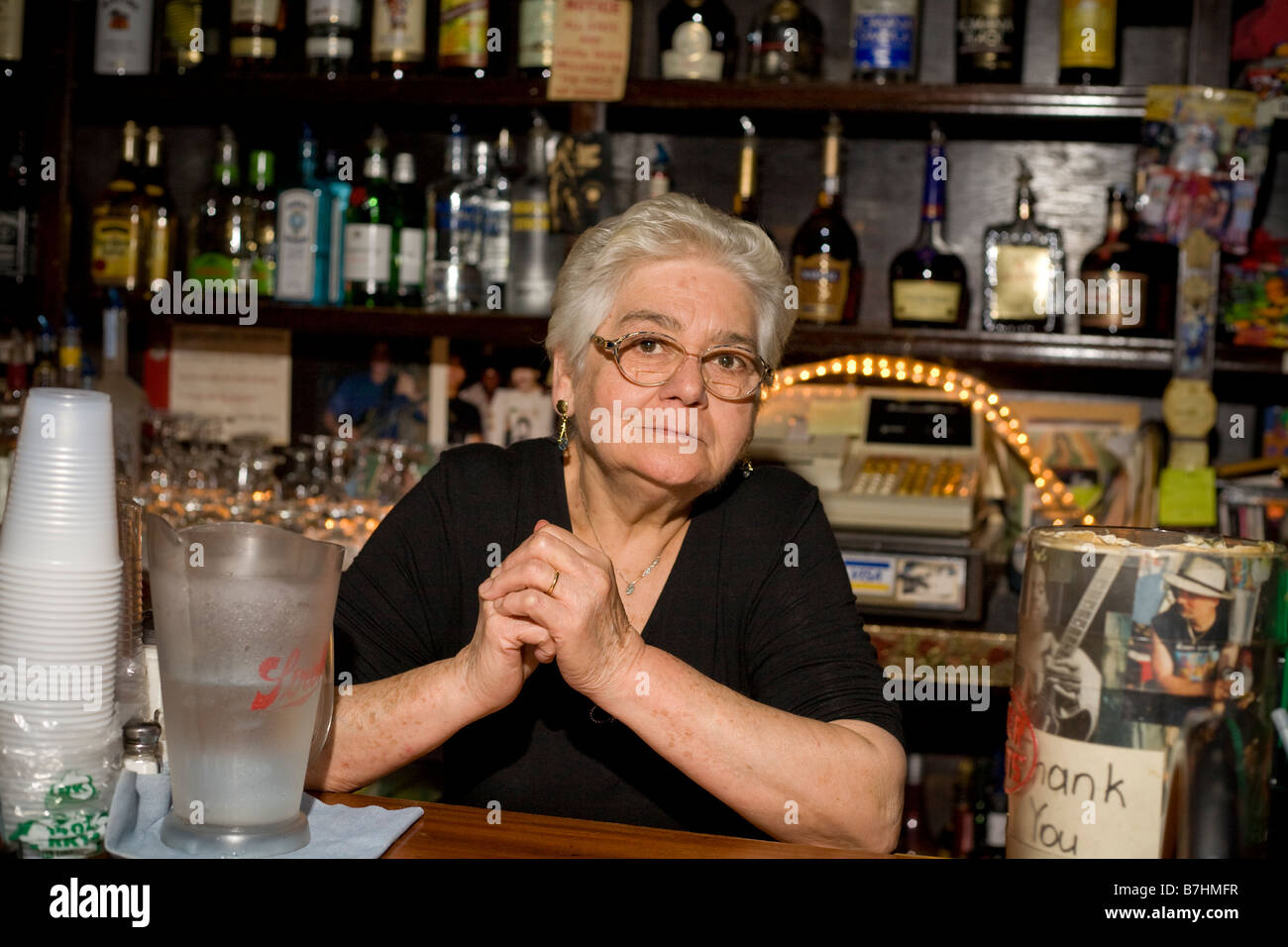 Mama Rosa di Rosa's Lounge e Blues Club bartending Foto Stock