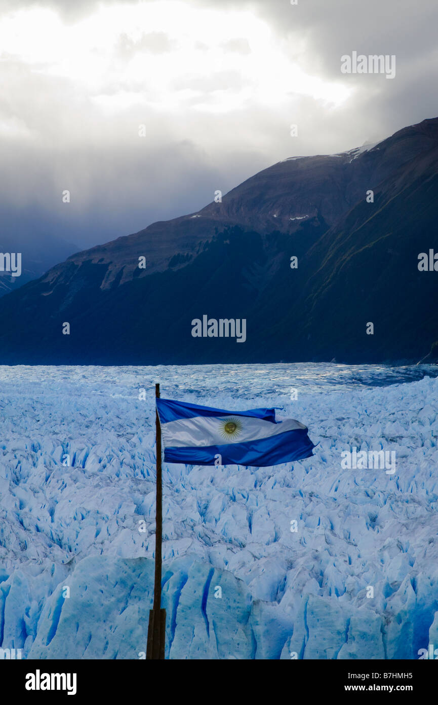 Bandiera nazionale con il Ghiacciaio Perito Moreno Parque Nacional Los Glaciares Patagonia Argentina Foto Stock