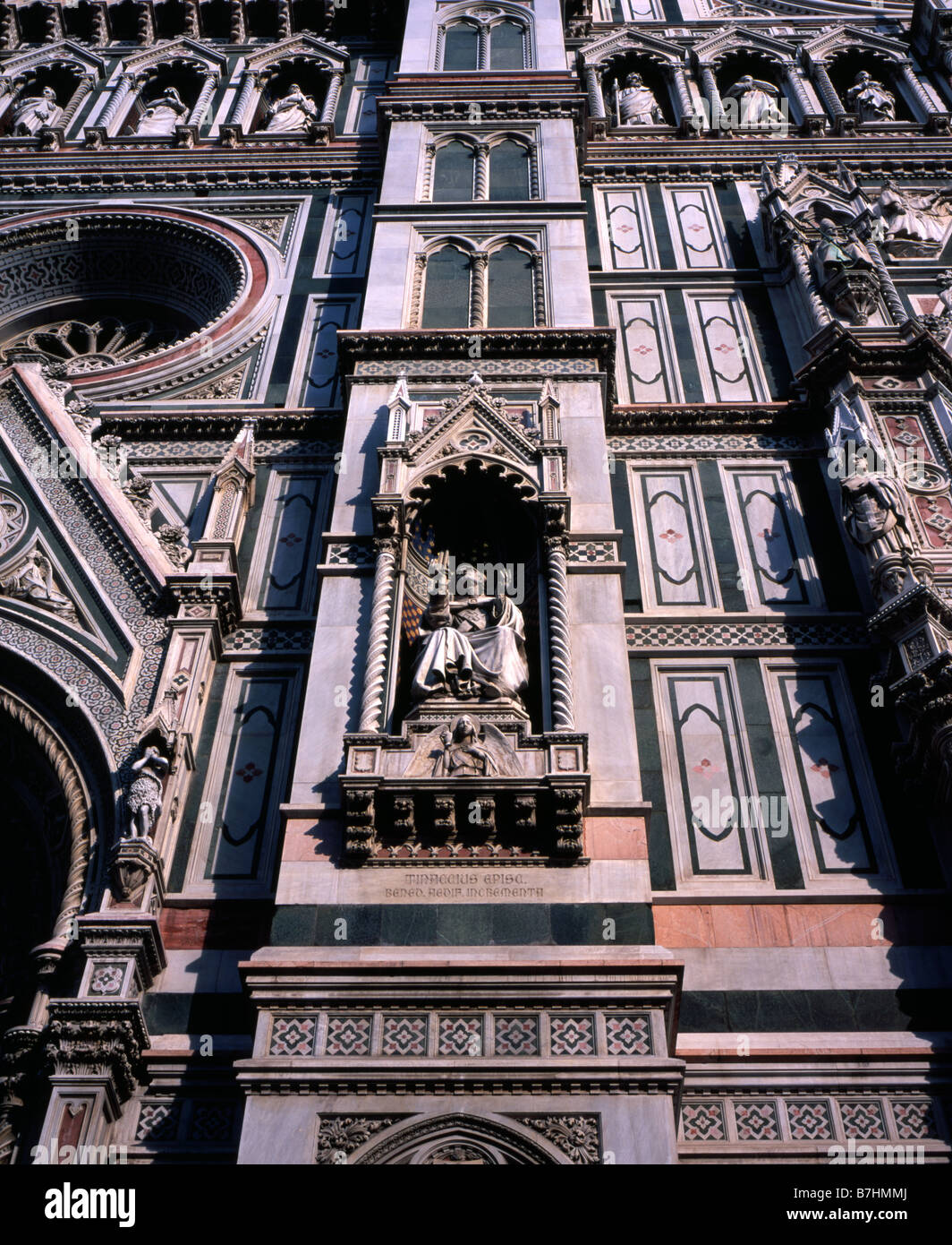 La statua e di dettaglio dell'opera in marmo del Duomo di Santa Maria dei Fiori a Firenze Toscana Italia Foto Stock