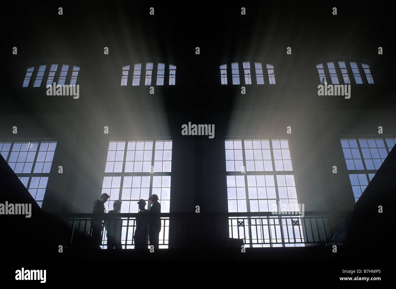 Gli uomini riuniti in Centrale idroelettrica Foto Stock