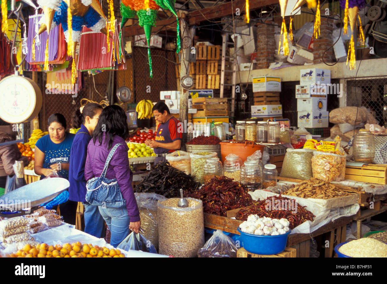 Donne messicane lo shopping al mercato ortofrutticolo in Zamora Michoacan Messico Foto Stock