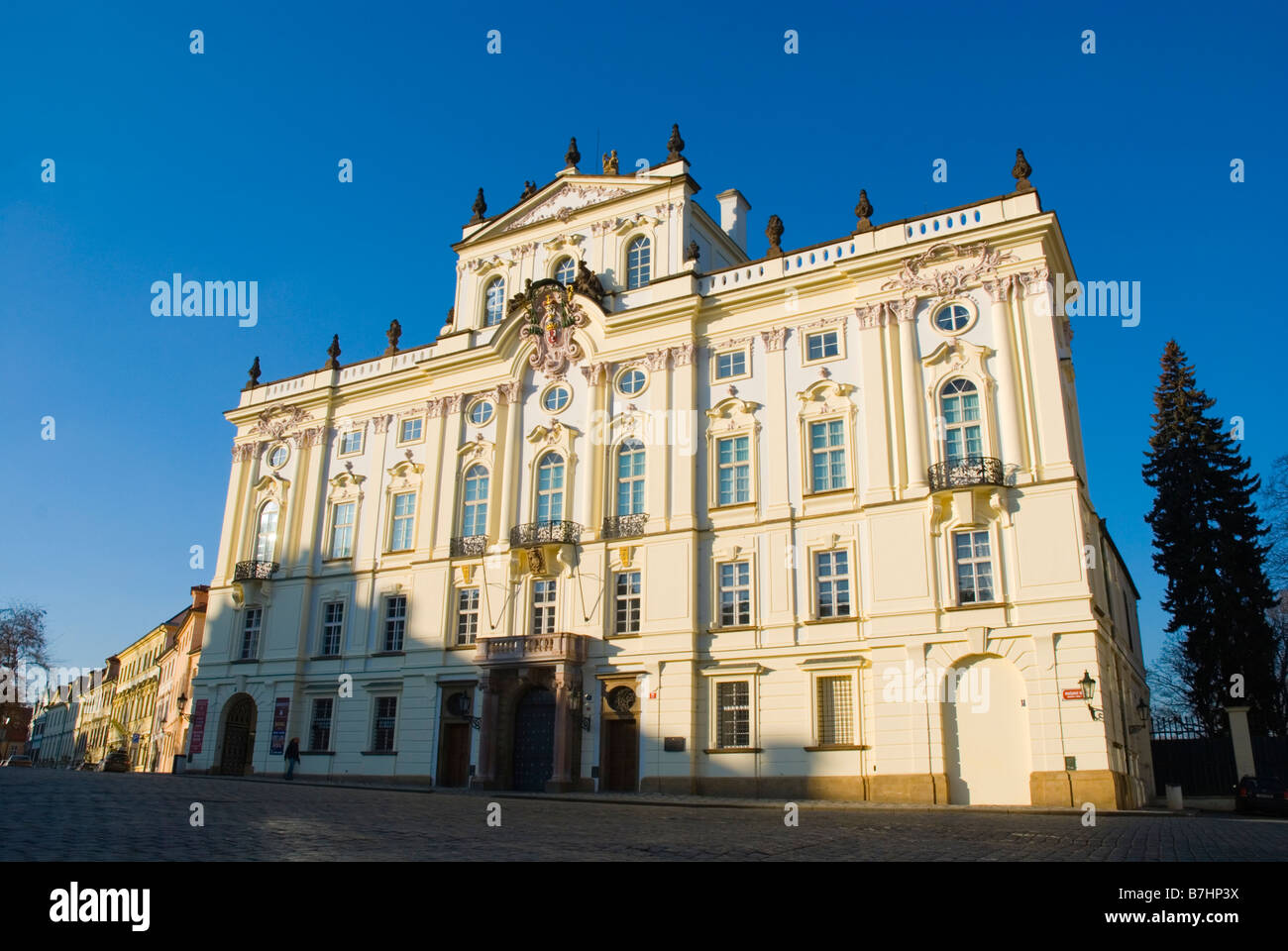 Arcibiskupsky palac a Hradcanske namesti square in Hradcany quartiere di Praga Repubblica Ceca Europa Foto Stock